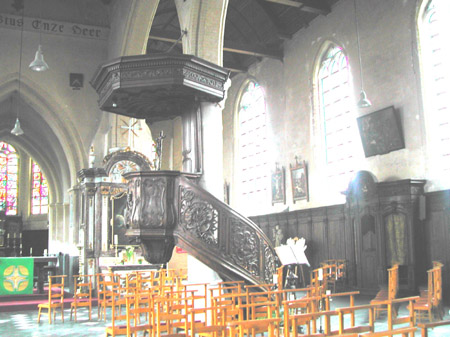 De preekstoel voor restauratie